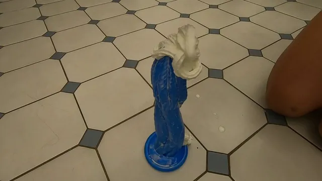 Okładka galerii: Smaruje dildo bitą śmietaną , mając korek w tyłku.
