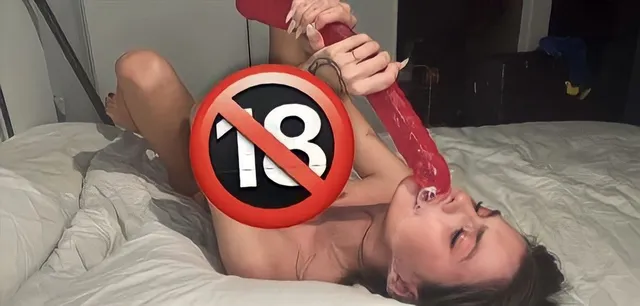 Okładka galerii: 🔞Obciaganie ogromnego dildo aż do krtani😳💦